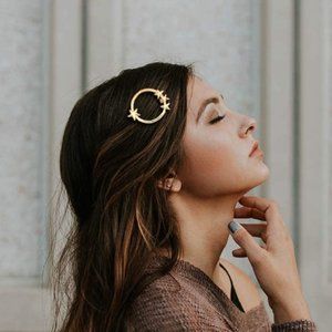 ⬇ Brandy Melville Gold Metal Circle Star Hair Clip